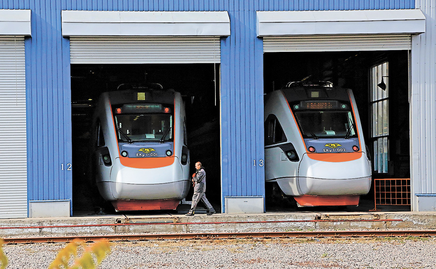 Ці красені-потяги очікують появи на вітчизняних залізницях. Фото Oлександра ЛЕПЕТУХИ
