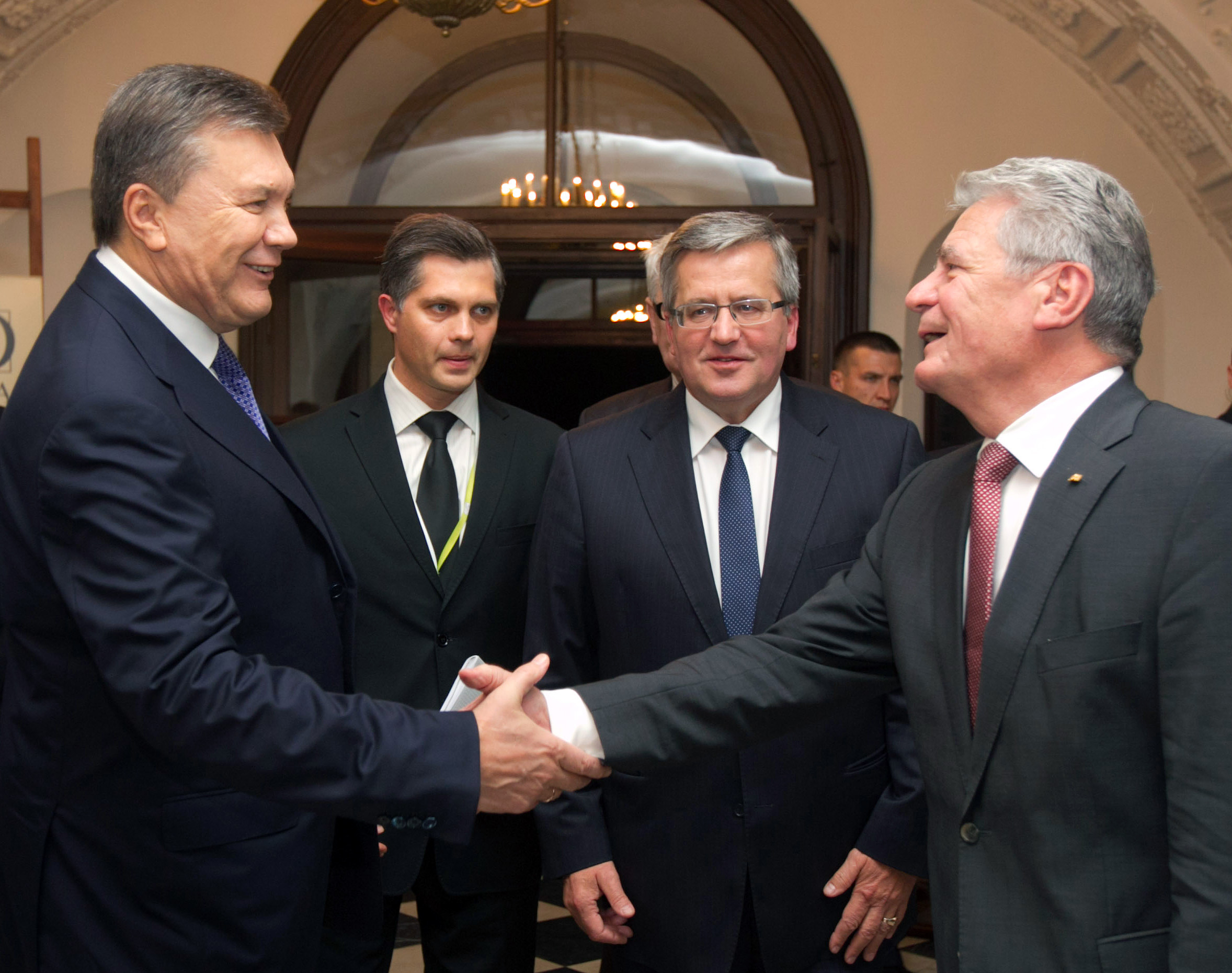 Президент Польщі Броніслав Коморовський (у центрі) й Федеральний Президент ФРН  Йоахим Гаук (праворуч) підтримують Україну на шляху до Європи. Фото Михайла МAРКIВA