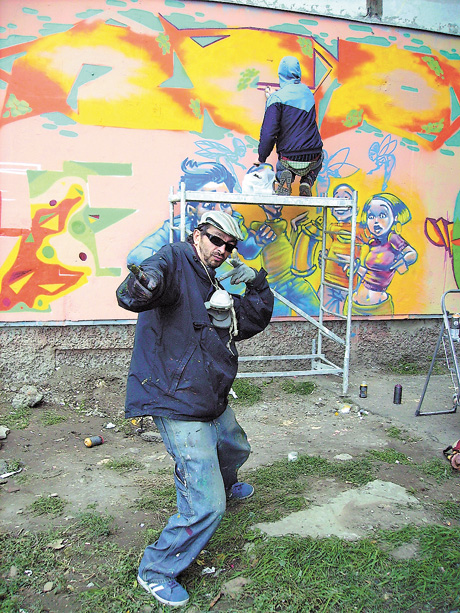 Французький художник Ян Лазу каже, що приїхав дати майстер-клас луганчанам із графіті, а заразом почерпнути досвіду в них самих. Фото автора