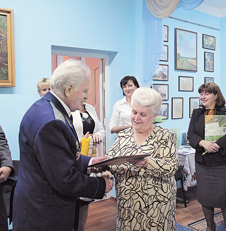 Борис Войцехівський передає дарунки директору школи  Ліні Терещенко. Фото автора