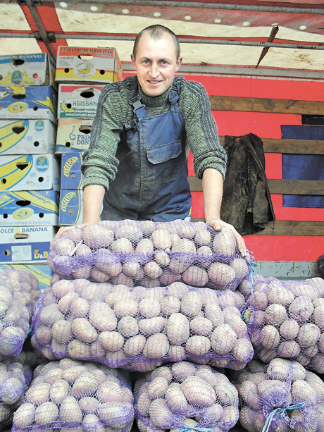Цього року фермери, маючи гіркий досвід двох попередніх  років, посадили картоплі значно менше. Фото автора