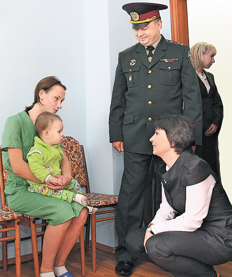 Mіністр юстиції Олена Лукаш відвідала Чернігівську виправну колонію  №44, де перебувають діти, які народилися в колонії. Фото Віктора КОШМАЛА