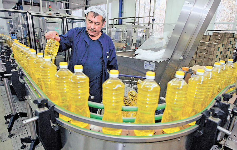 Наша країна є світовим лідером з виробництва та експорту соняшникової олії. Фото Укрiнформу