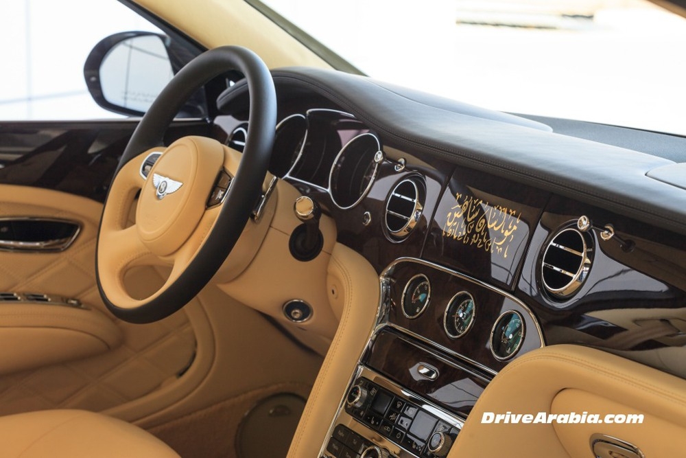 Bentley Mulsanne Shaheen має вишукану колірну схему, що поєднує різні відтінки перлинно-сірого з чорним зовні і контрастну жовто-коричневу шкіру в салоні.