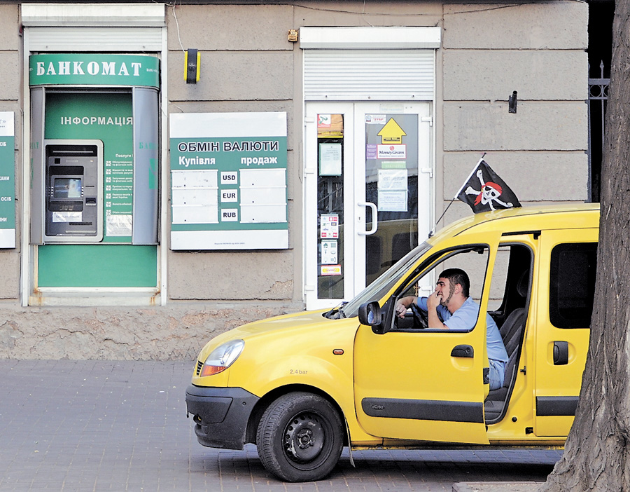 Краще користуватися банкоматами не на вулиці, а у приміщеннях. Фото Володимира ЗAЇКИ