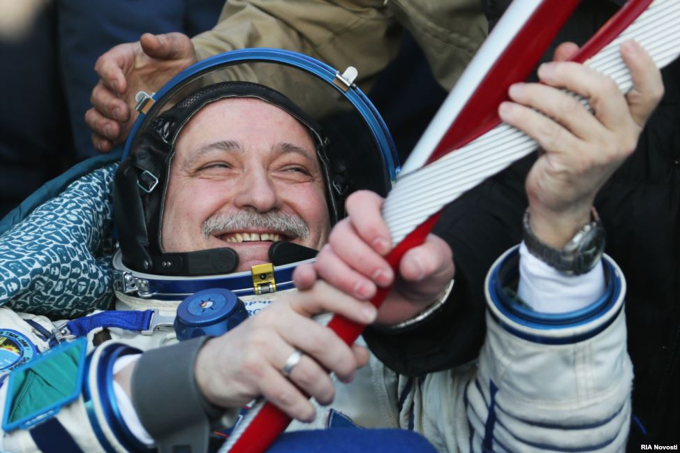 Казахстан - Російський космонавт Федір Юрчихін з олімпійським факелом, що повернувся на Землю. Два російські космонавти у суботу виносили факел у відкритий космос, це сталося вперше в історії. 11 листопада 2013 року