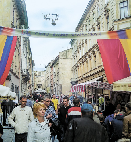 Вірменська вулиця завжди людна. Фото автора