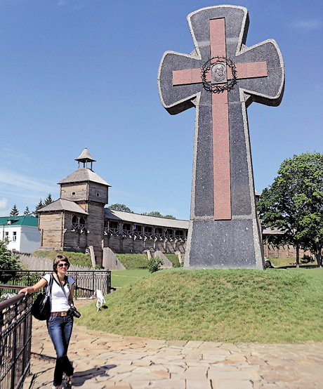 Пам’ятник жертвам Батуринської трагедії розташований у мальовничому місці над Сеймом. Фото автора
