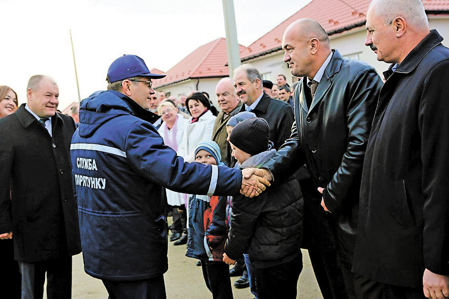 Олександр Вілкул першим привітав щасливих новоселів. Фото з сайту kmu.gov.ua