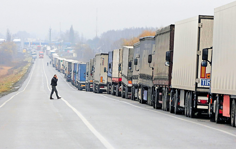 Закривши кордони для певних категорій нашого експорту, Росія економічним тиском змусила Україну відкласти асоціацію. Фото УНIAН