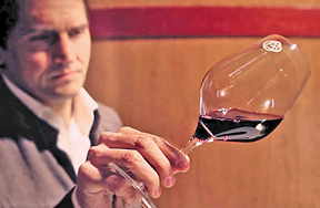 Якщо вино якісне, то стінки скляного келиха повинні стікати, як кажуть сомельє, слізки та ніжки. Фото з архіву редакції
