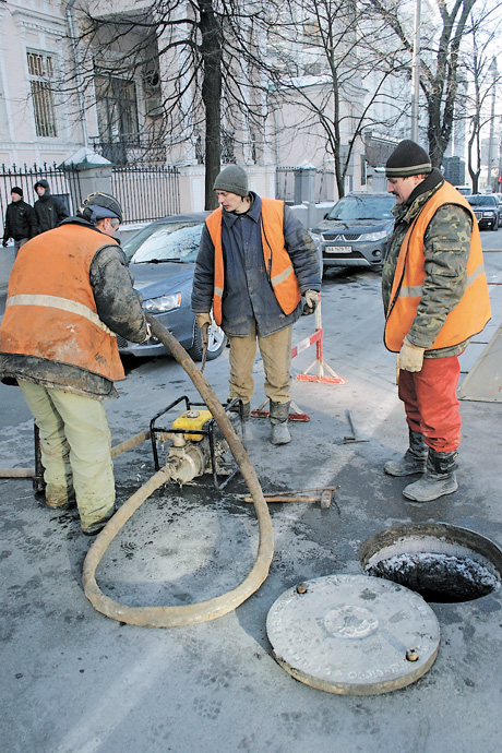 Люди повинні безперебійно отримувати тепло, воду, газ,  електроенергію. Фото Oлександра ЛЕПЕТУХИ
