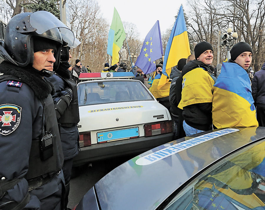 Цих людей від порозуміння відділяють лише кілька кроків. Фото Oлександра ЛЕПЕТУХИ