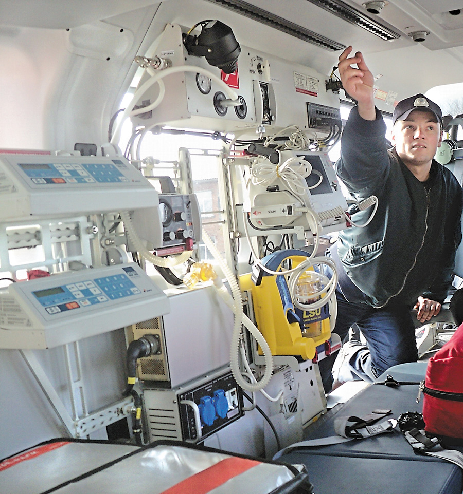 Бортмеханік Іван Кириченко демонструє «літаючу швидку допомогу». Фото автора