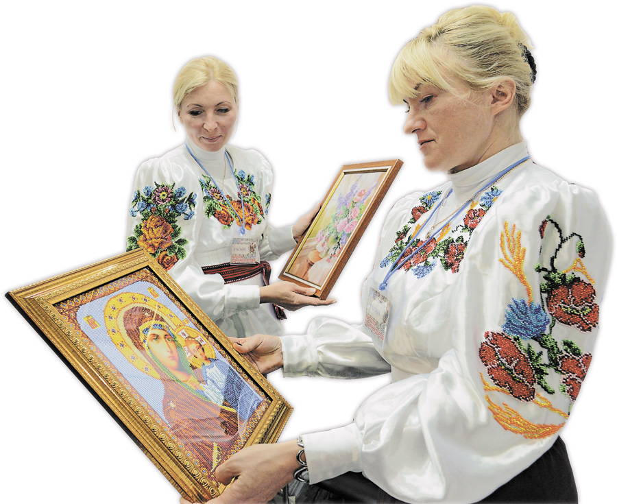 Рукодільниці з Бердянська пропонують всім охочим вишивати.