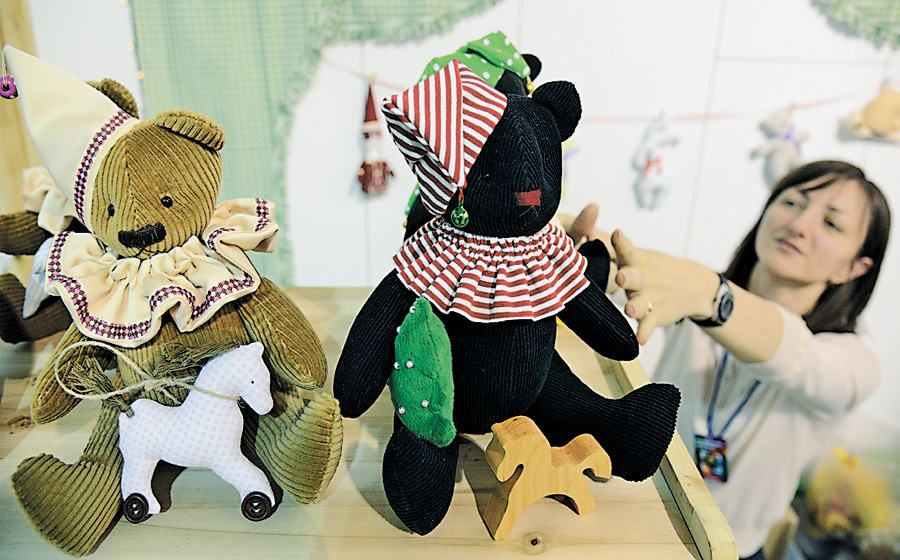 У цих текстильних ведмедиків теж є іграшки