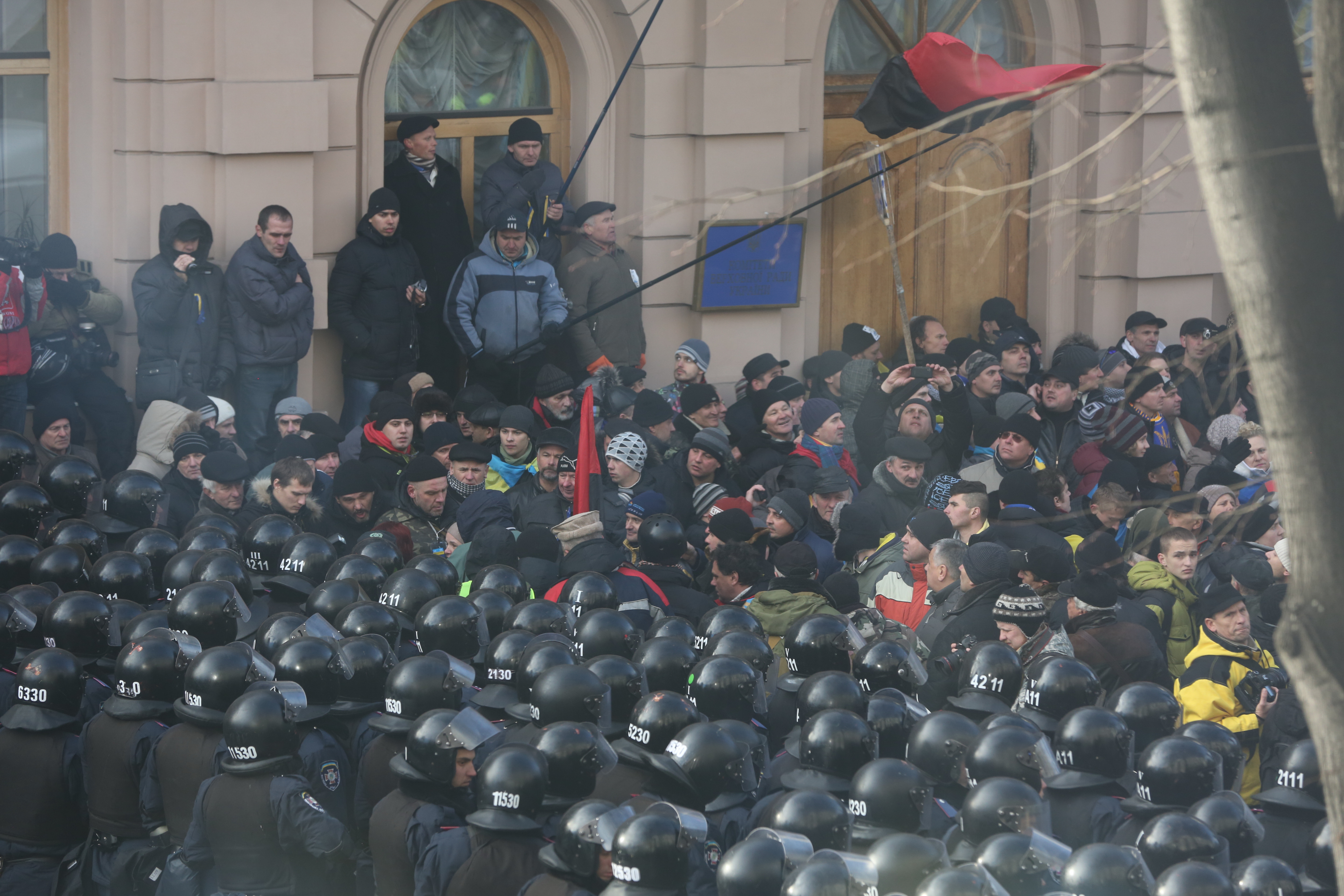 Мітингувальники, що зібралися навколо Верховної Ради, чули переважно тільки себе. Фото Oлександра ЛЕПЕТУХИ