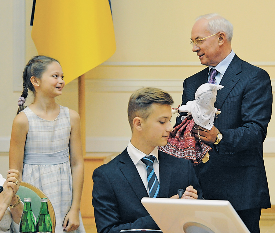 Крім декларації, Микола Азаров отримав і символічний подарунок. Фото Oлега МAРКЕВИЧA