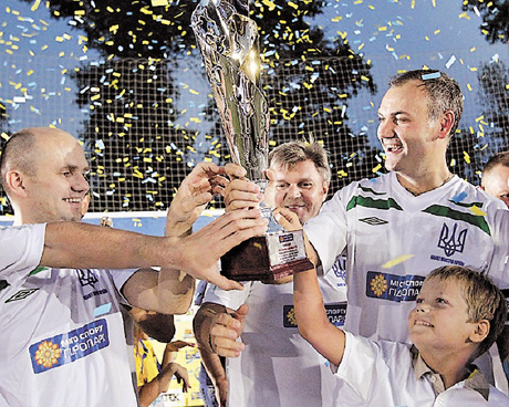 "Кубок Незалежності" в надійних руках. Фото з сайту vz.ua