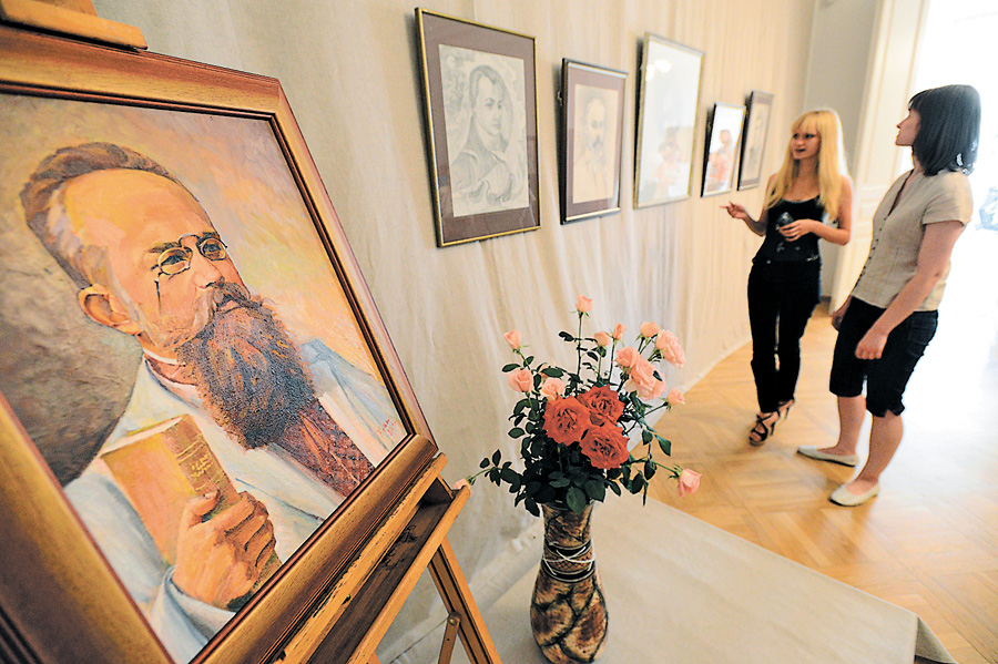 Портрет Михайла Грушевського мисткиня подарувала музею. Фото Володимира ЗAЇКИ