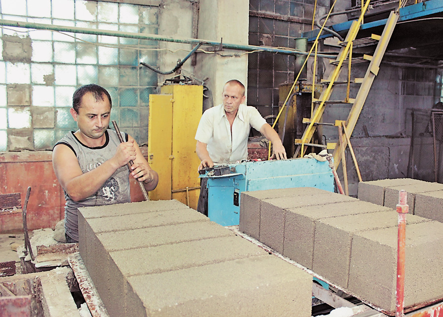 Робітники цеху стінових каменів формують перлітобетонні блоки. Фото автора