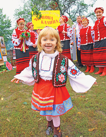 А я —  маленька  україночка! Фото Володимира КОВАЛЕНКА
