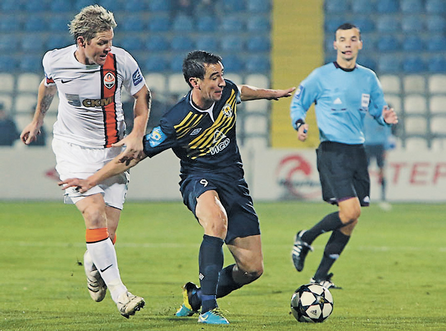 Сербський півзахисник «Металурга» Джордже Лазіч (у центрі)  може забивати й з позиції «навприсядки». Фото з сайту ФК «Металург»