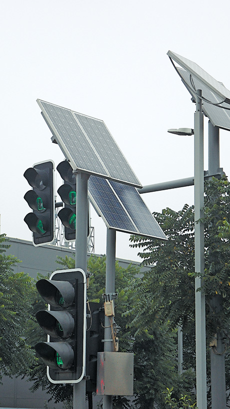 В Піднебесній навіть на перехрестях вулиць та доріг  світлофори й освітлення працюють від фотоелектричних  модулів