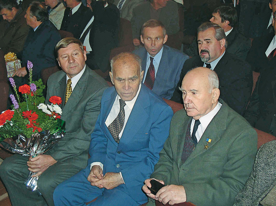 Михайло Сікорський (у центрі на передньому плані) багато років пліч-о-пліч працював з Петром Троньком (справа). Фото Володимира ЗAЇКИ