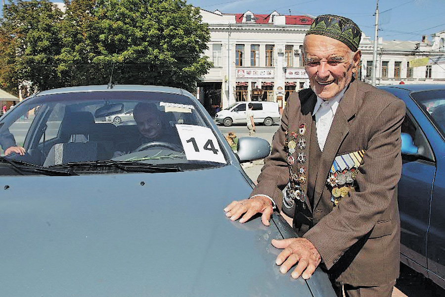 Амза Мамутов радіє новенькому авто. Фото прес-служби Ради міністрів Криму
