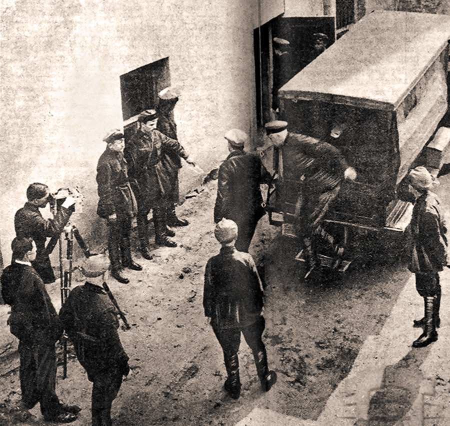 Транспортування звинувачених у «Шахтинській справі» 1928 р. Фото з сайту territoryterror.org.ua