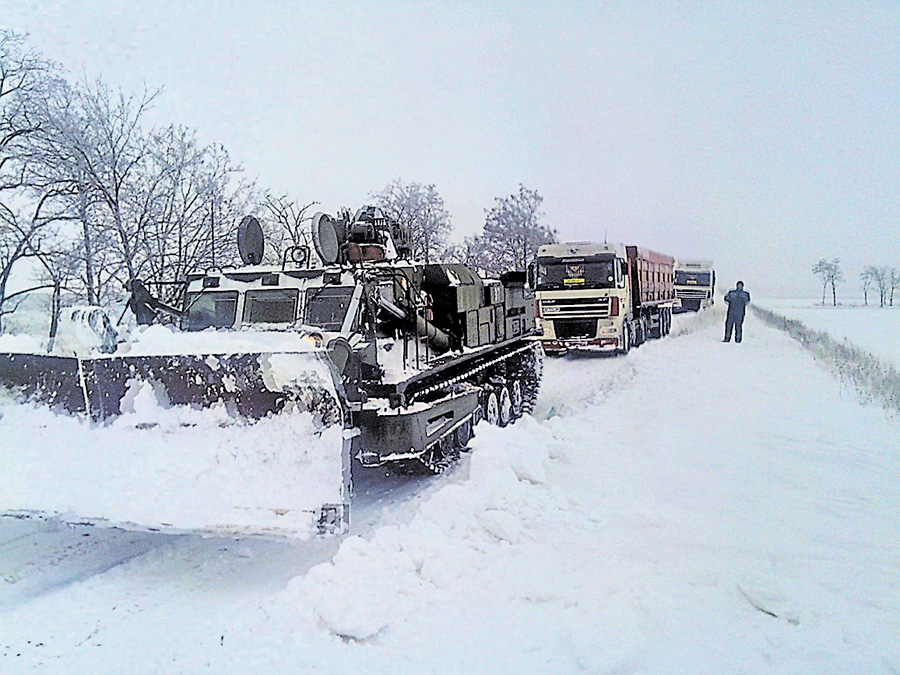 Коли дороги розчищені — водії спокійні. Фото надане прес-службою УДАІ в Запорізькій області