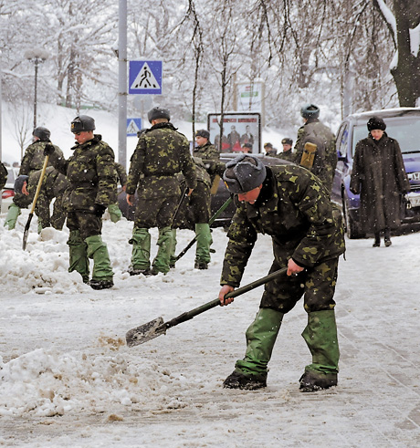 Узимку заступ є найефективнішою зброєю у боротьбі  зі снігопадами. Фото Володимира ЗAЇКИ