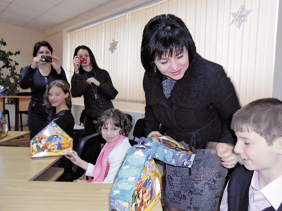 Заступник голови Миколаївської обл держадміністрації Наталія Іванцова  вітає дітей родини Арбуз зі святами. Фото надане автором