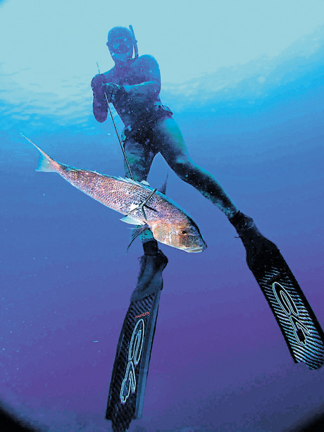 Підводне полювання небезпечне для відпочивальників і запасів риби. Фото з сайту andreapettiti.com