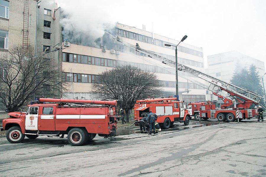 За допомогою драбин рятувальникам вдалося звільнити з вогняного полону 22 людини. Фото з сайту kharkiv.mns.gov.ua