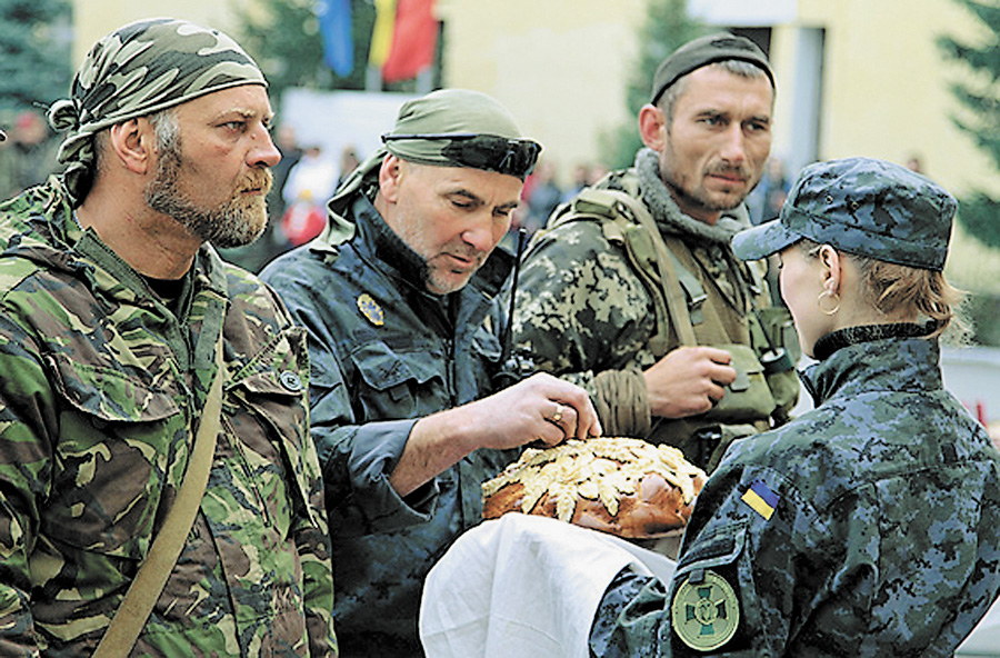 Героїв зустрічали хлібом-сіллю і щирими словами вдячності. Фото з сайту mvs.gov.ua