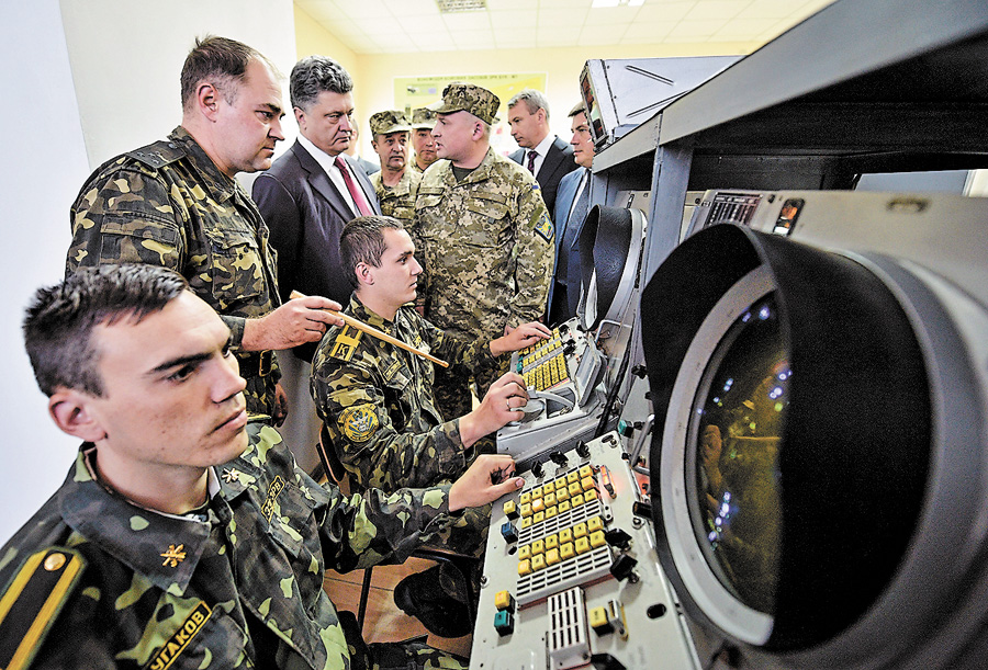 Майбутні пілоти відповідально ставляться до опанування обраного фаху. Фото Миколи ЛAЗAРЕНКA