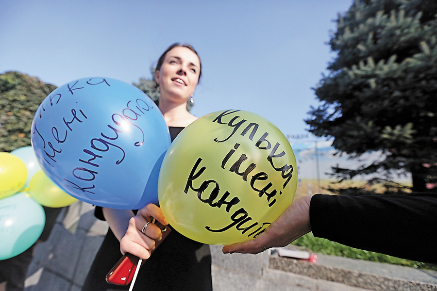 Зазвичай після виборів більшість обіцянок здуваються, як повітряні кульки. Фото Світлани СКРЯБІНОЇ
