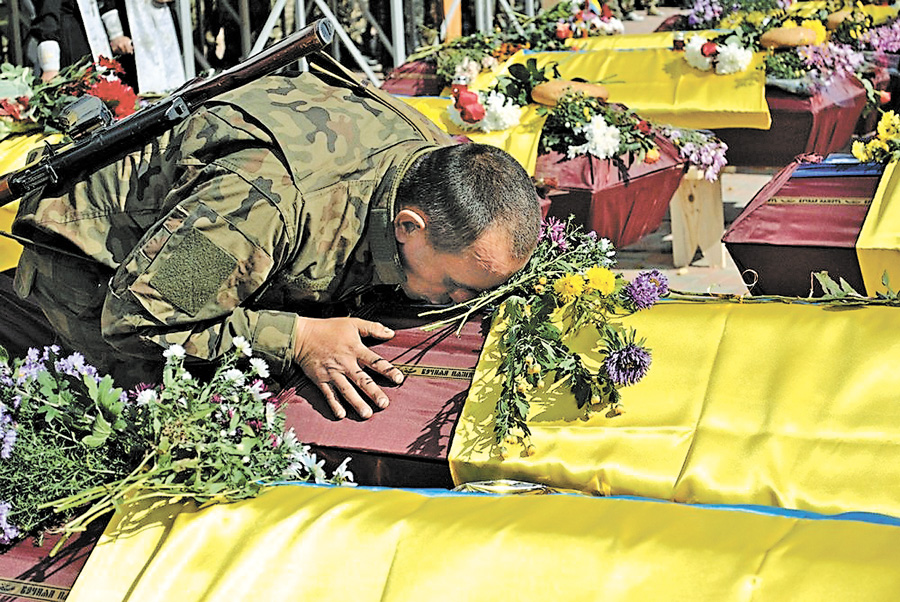 Під час панахиди за загиблими бійцями 80-ї  аеромобільної бригади та батальйону «Айдар» у  Старобільську неможливо було стримати сльози. Фото Яни ОСАДЧОЇ