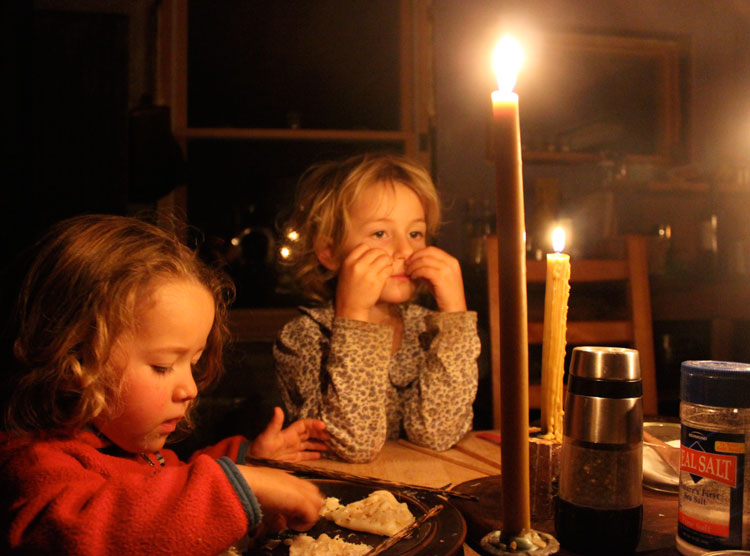Люди сподіваються, що з електропостачанням усе буде  гаразд, адже «вечеря при свічках» — це не завжди  романтично. Фото з сайту homestead-honey.com