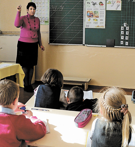 Вікторія Чистоклєтова навчає школяриків не тільки письму, а й любові до України. Фото автора