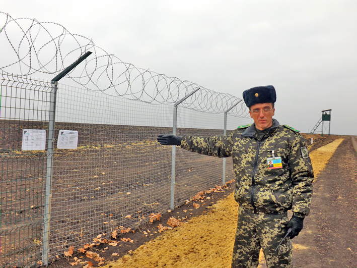 Заступник начальника відділу прикордонної служби «Дергачі» Дмитро Журавель  показує один зі зразків паркану. Фото автора