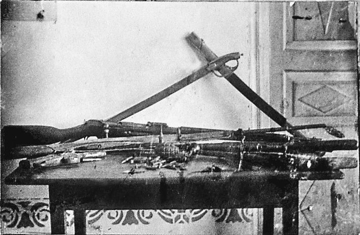 Зброя повстанців Корюківщини, вилучена в Івана Мотлоха (зліва), учасника «Партії вільного козацтва», у 1932 році