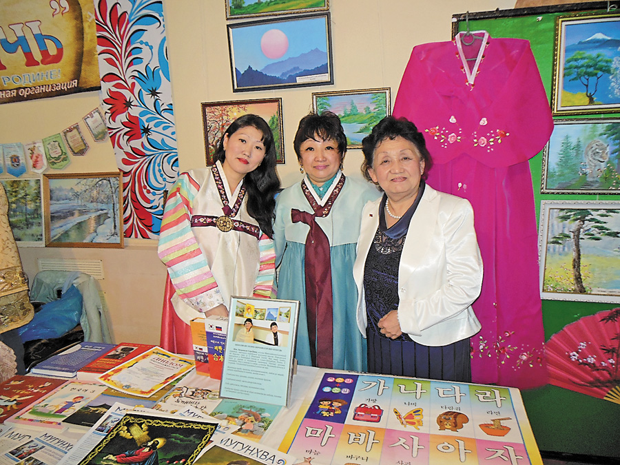 Обласне товариство корейської культури демонструє  національне вбрання та предмети вжитку. Фото автора
