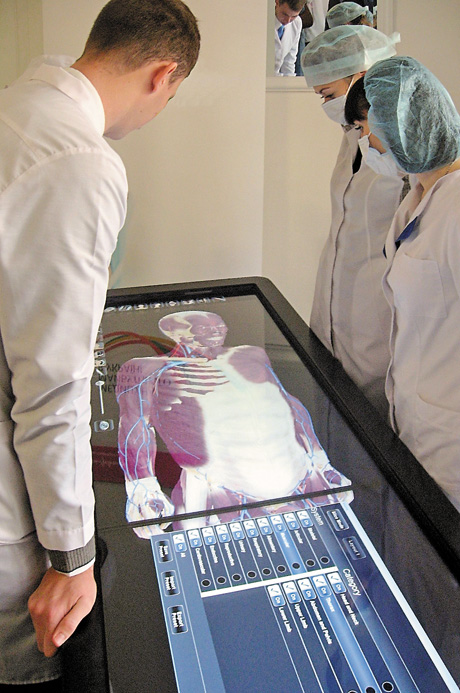 За допомогою симуляційної медицини одеські студенти напрацьовуватимуть навички, і тільки після бездоганного «лікування» робота їм дозволять працювати з пацієнтами. Фото автора
