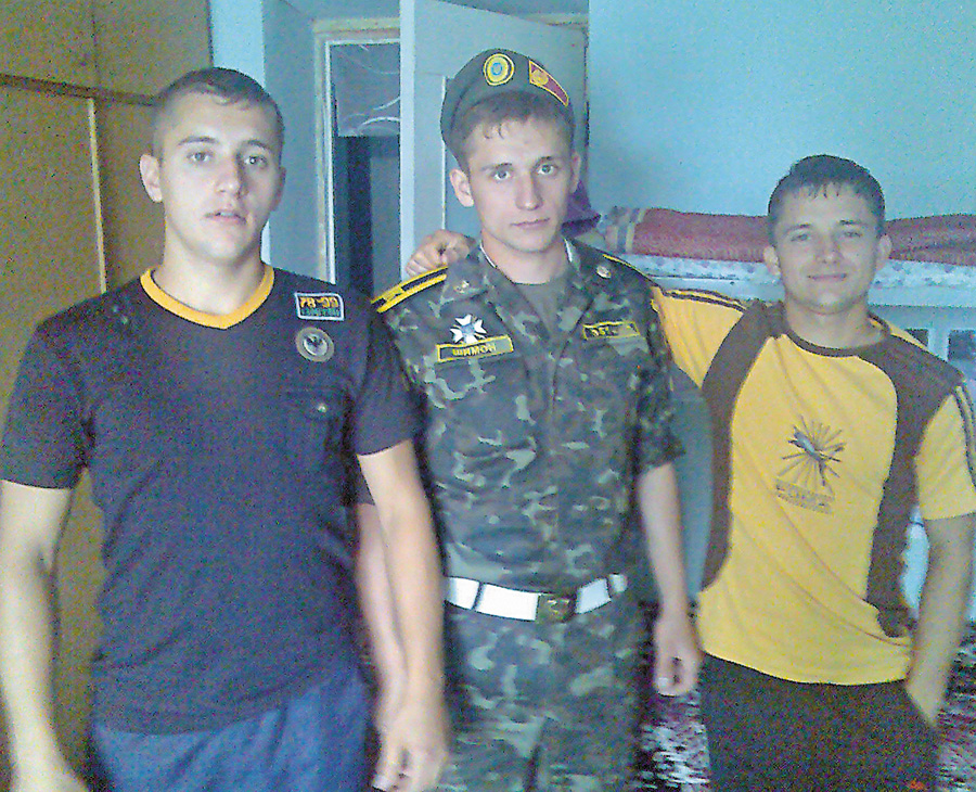 Троє братів Шимонів: ліворуч – Віталій, посередині – Іван, праворуч — Олександр. Фото з сімейного архіву брата Віталія