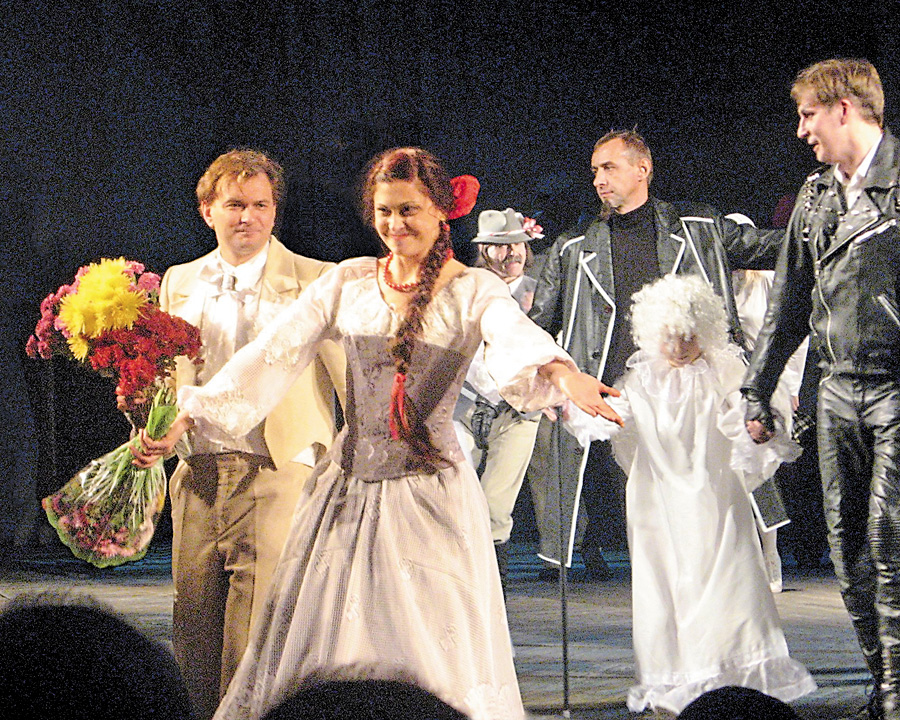 Традиційна глядацька вдячність акторам — оплески і квіти. Фото автора