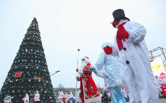 Ця ялинка, що з’явилася на Фестивальній площі у Запоріжжі, столичній програє у висоті всього метр. Фото автора