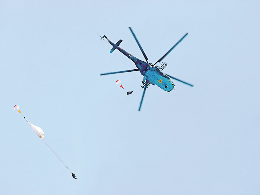 Стрибки з парашутом з гелікоптера – справа не для слабкодухих. Фото автора
